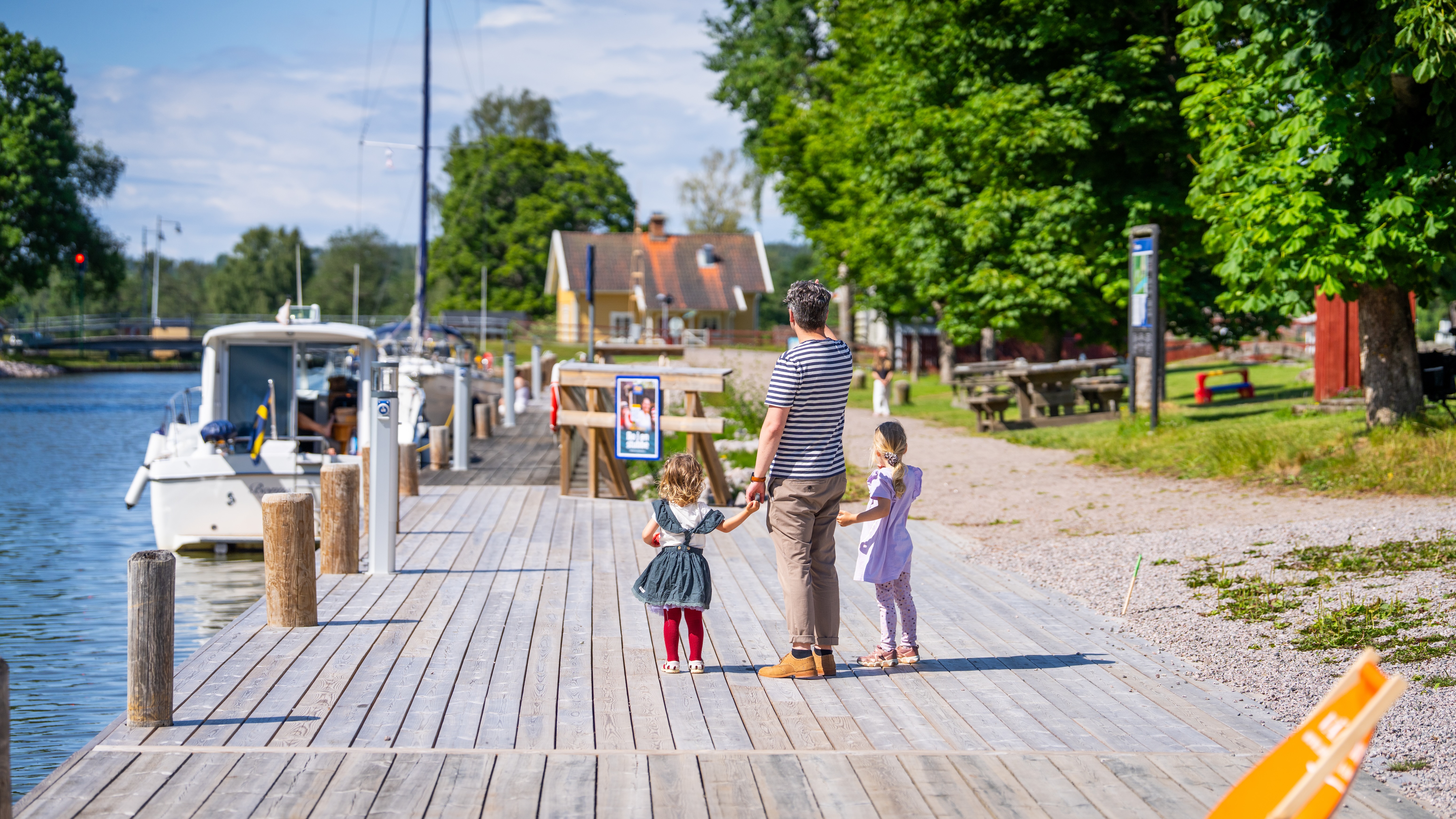 Pappa med barn på brygga
