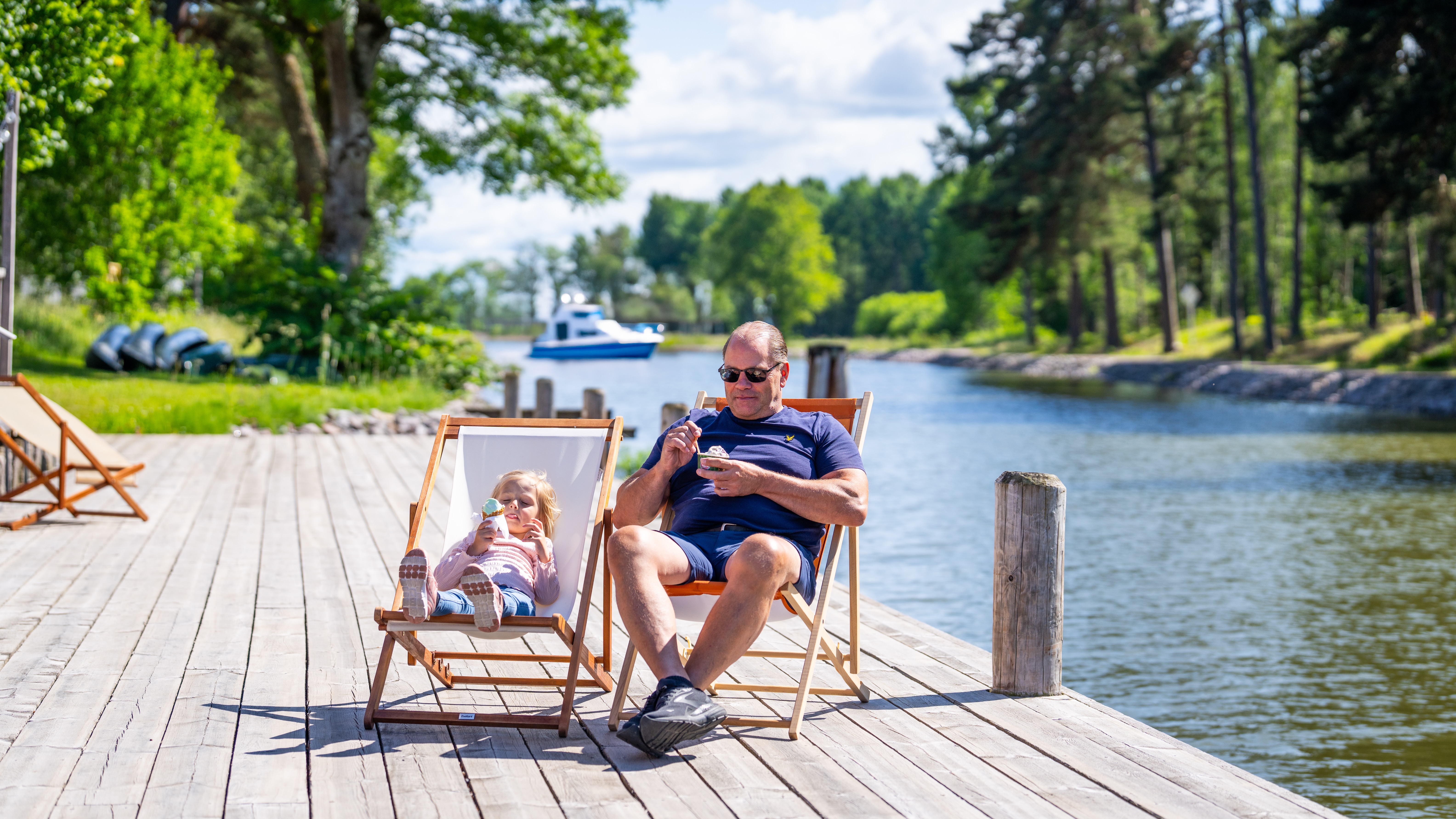 Familj hänger på brygga