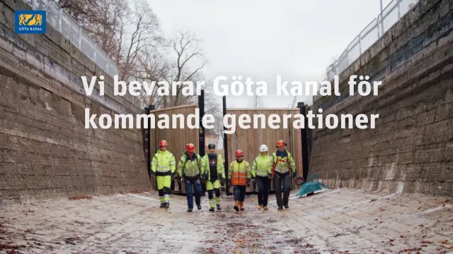 Kanalreparatörer på botten av en tömd sluss. 