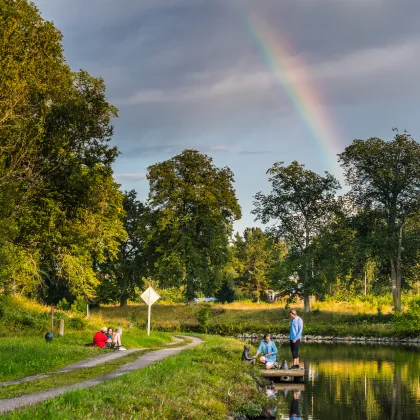 Ett par tittar på konstverket Pojken vid Göta kanal