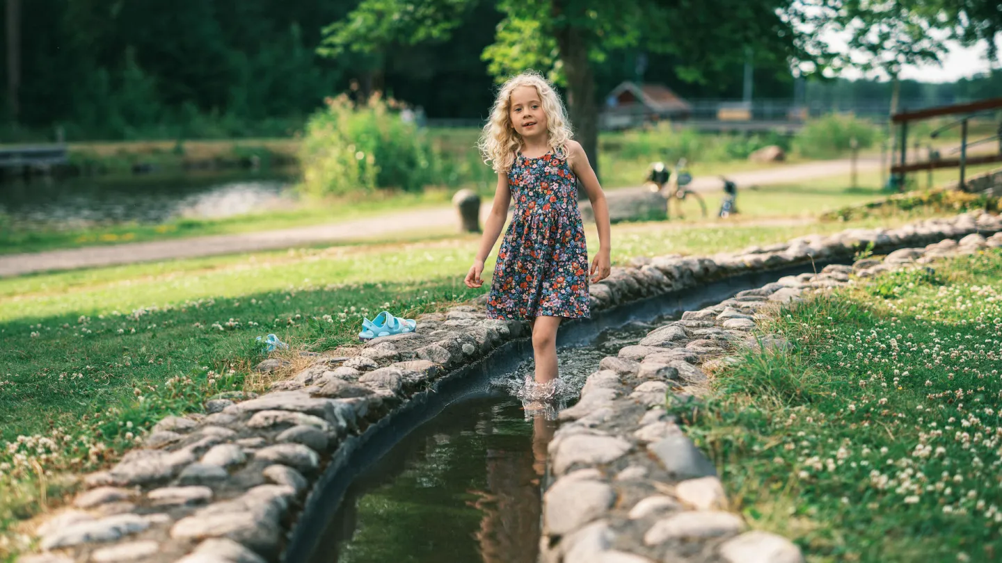 Flicka som leker i minikanalen