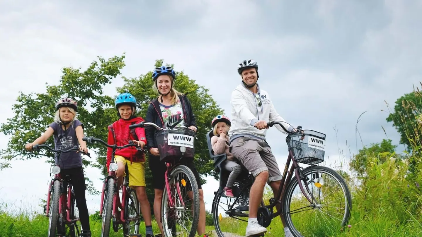 Familjen Myhre på sina cyklar