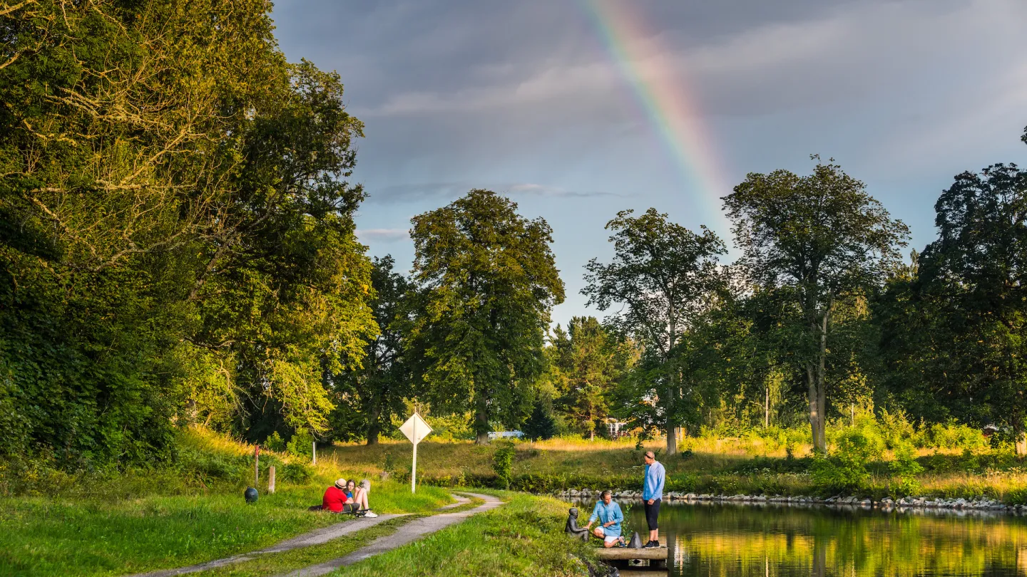 Ett par tittar på konstverket Pojken vid Göta kanal