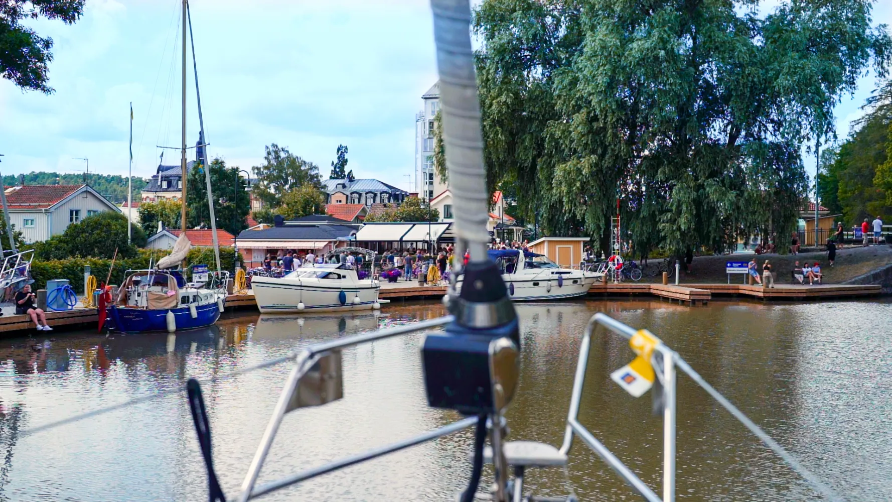 Segelbåt på väg mot Söderköpings hamn