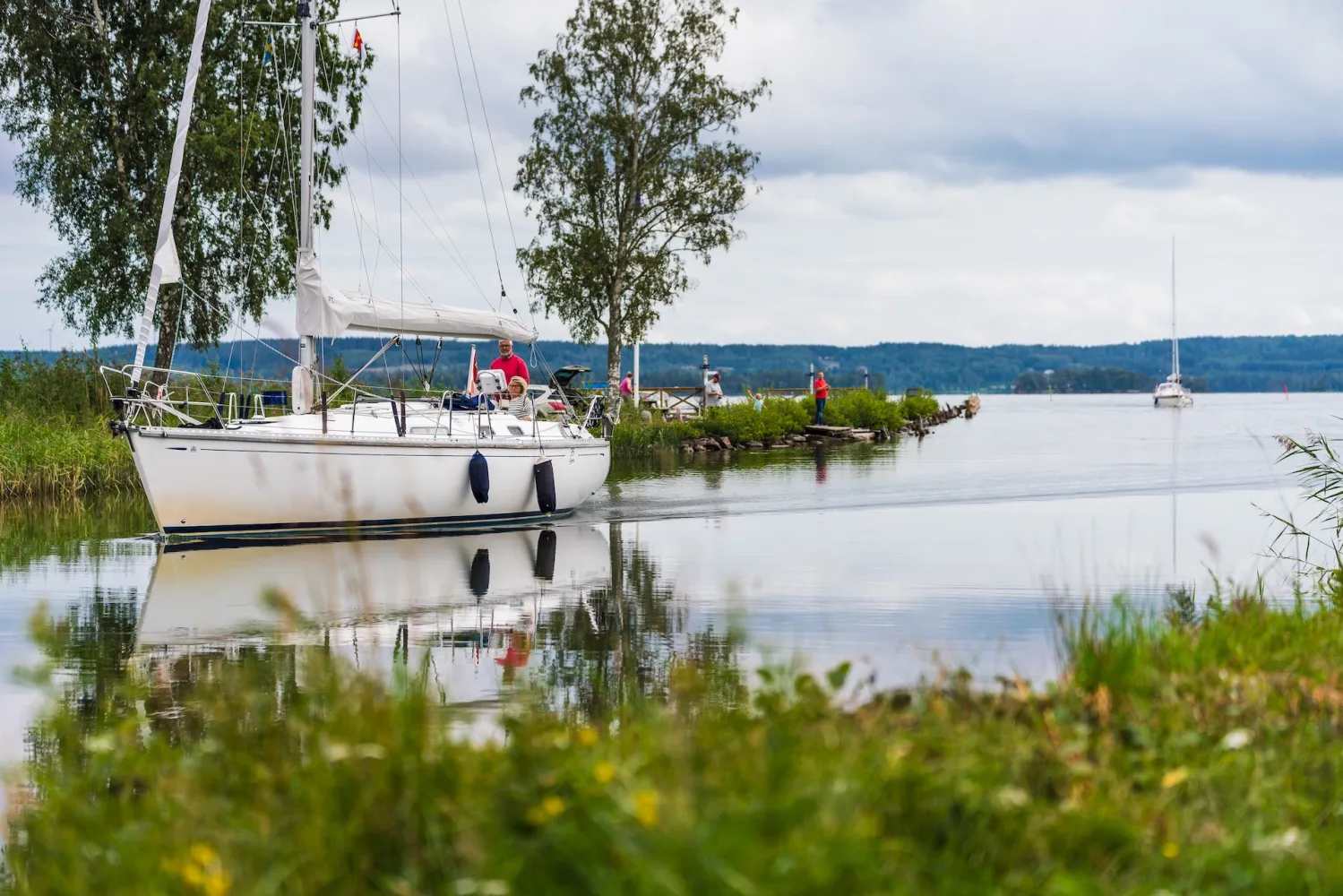 Segelbåt på väg in i Göta kanal