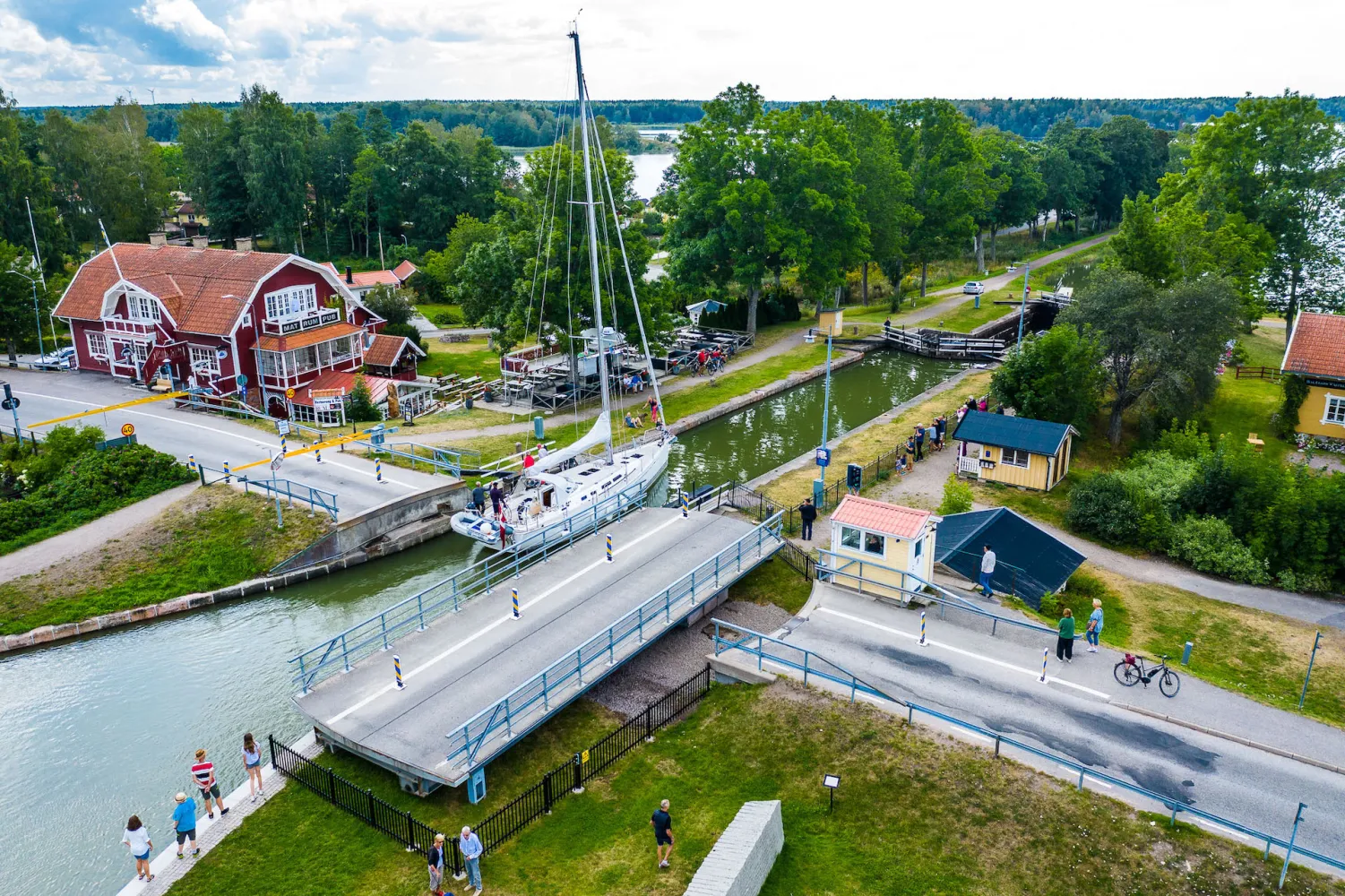 Segelbåt slussar i Sjötorp