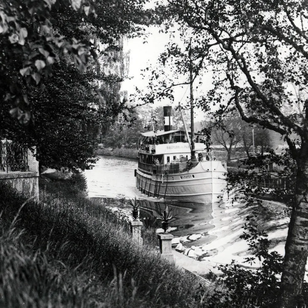 Historisk bild på Baltzar von Platen vid Platens grav