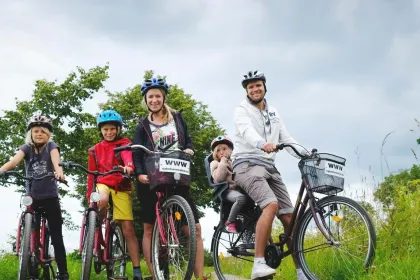 Familjen Myhre på sina cyklar