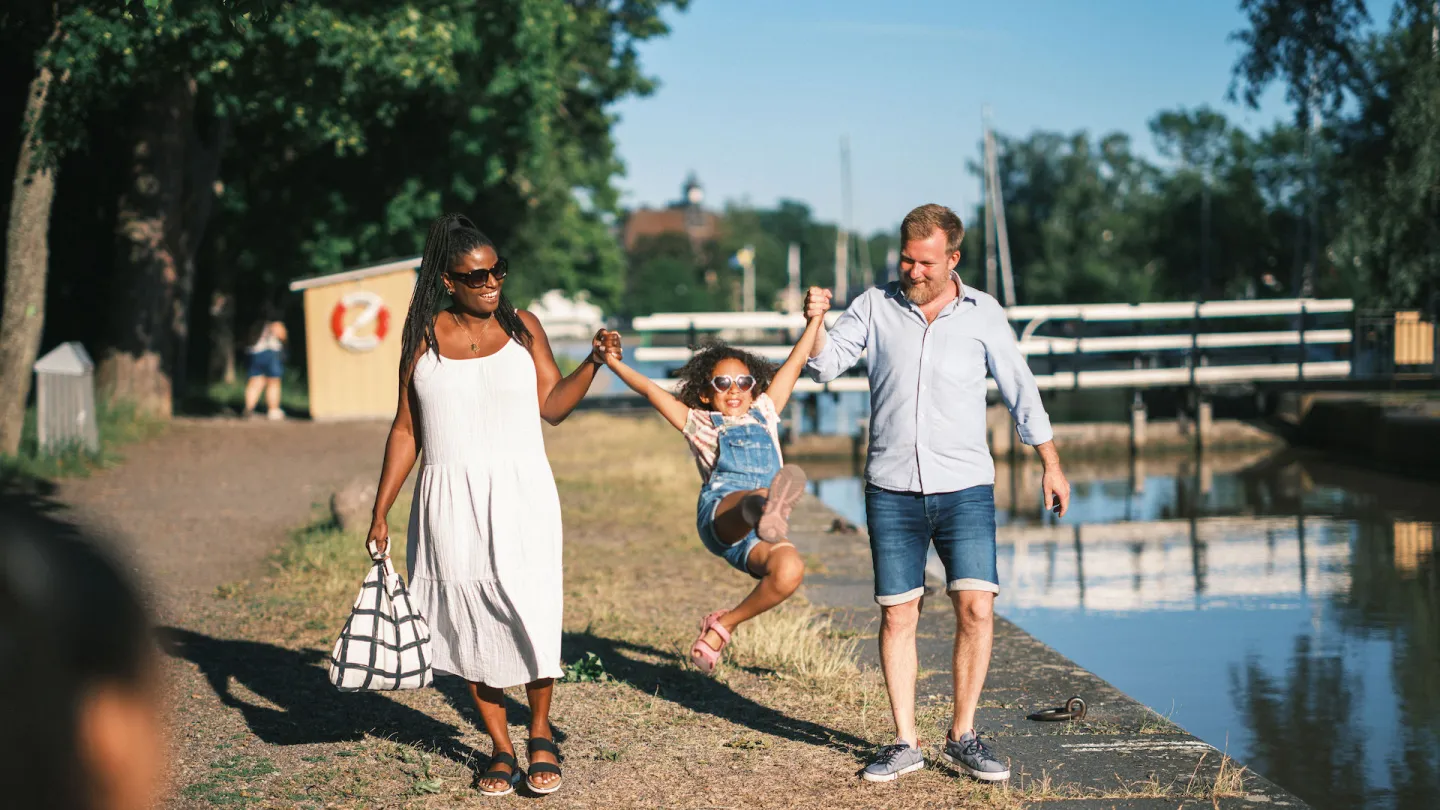 Familj vid sluss i Söderköping